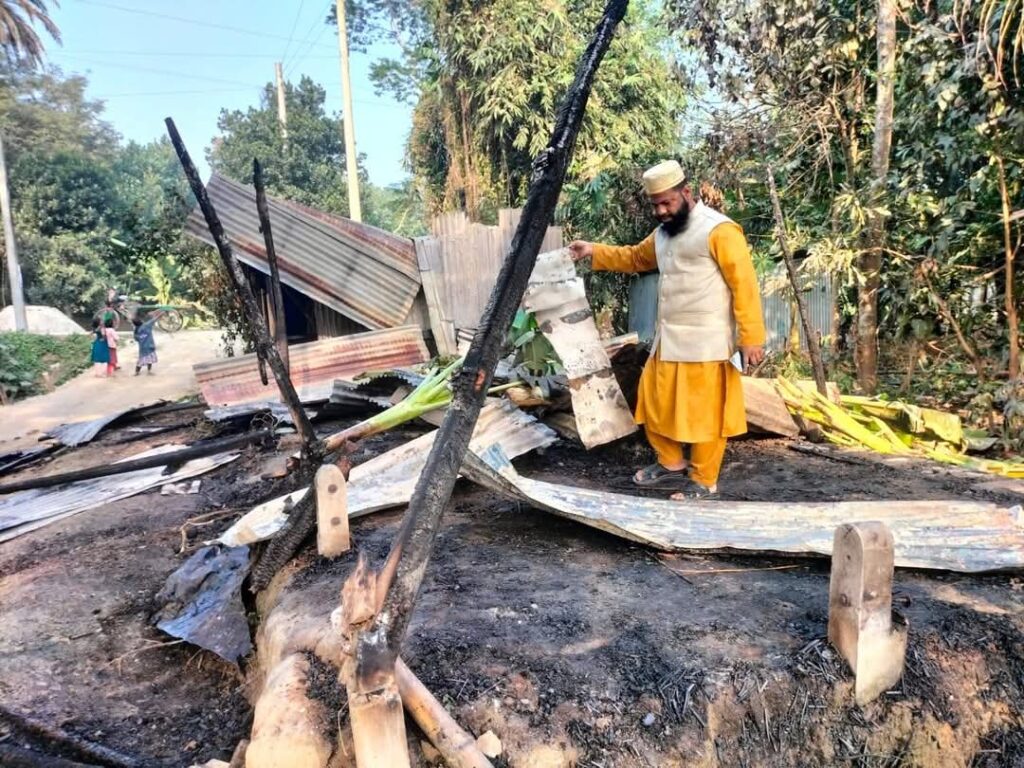 মাদারীপুরে দুর্বৃত্তদের দেয়া আগুনে পুড়ে ছাই প্রাথমিক বিদ্যালয়