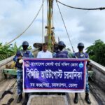 ভোলা ও পটুয়াখালী উপকূলে কোস্ট গার্ডের যৌথ অভিযান: অবৈধ ট্রলিং বোটসহ ৯ জেলে আটক