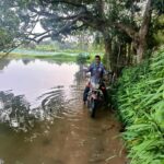 জলাবদ্ধতার কবলে  ৮ গ্রামের একমাত্র যোগাযোগের রাস্তা