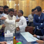 রংপুর ৩, ৪ ও ৬ আসনের পরাজিত বিএনপির প্রার্থীরা নেতাকর্মীদের নিয়ে ডিসি অফিস ঘেরাও ভোট গননার দাবিতে