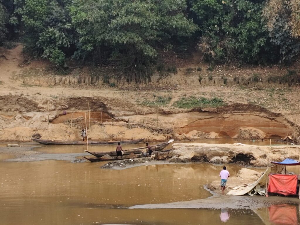 দোয়ারাবাজারে অবৈধভাবে বালু উত্তোলন বন্ধ ও জড়িতদের বিরুদ্ধে আইনী ব্যবস্থানিতে ইউএনওর কাছে লিখিত আবেদন