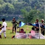 বিজিবির চাপের মুখে সীমান্তে আটকে পড়া ১০ জনকে ফিরিয়ে নিল বিএসএফ।